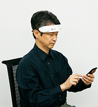 Hitachi High-Technologies’ prototype portable brain activity device headband uses NIR and links to a smartphone.